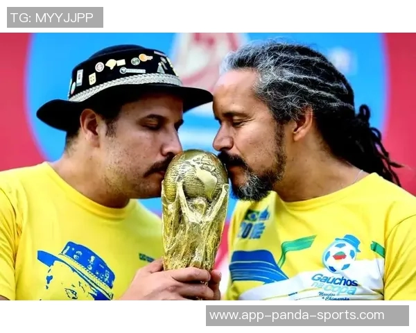 足球巨星温情时刻怀抱萌娃展现赛场之外的柔情一面 足球巨星温情时刻怀抱萌娃展现赛场之外的柔情一面