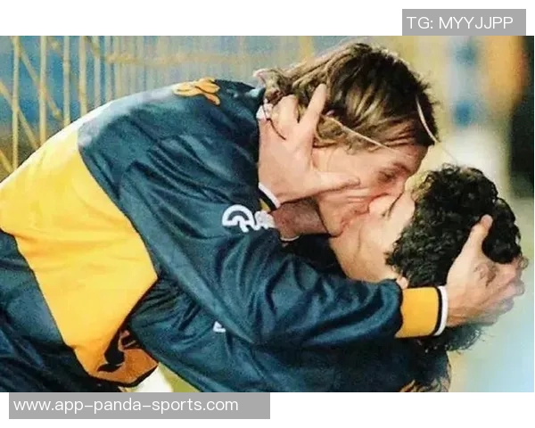 足球明星亲密接吻女友瞬间曝光引发粉丝热议和媒体关注 足球明星亲密接吻女友瞬间曝光引发粉丝热议和媒体关注